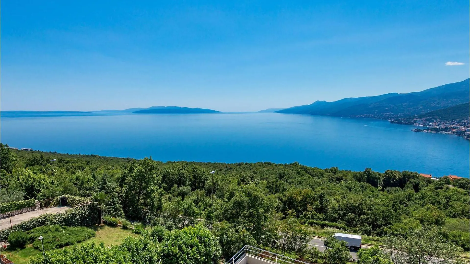 2 Bedroom Amazing Apartment In Риека